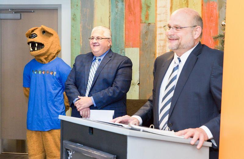Dr. 凯文·斯奈德, 总理, 宾州州立大学新肯辛顿分校(左), 托马斯Guzzo, 市长, 新肯辛顿市, 还有尼塔尼狮子吉祥物