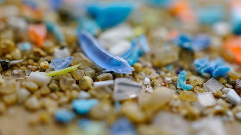 微塑料混杂在泥沙中
